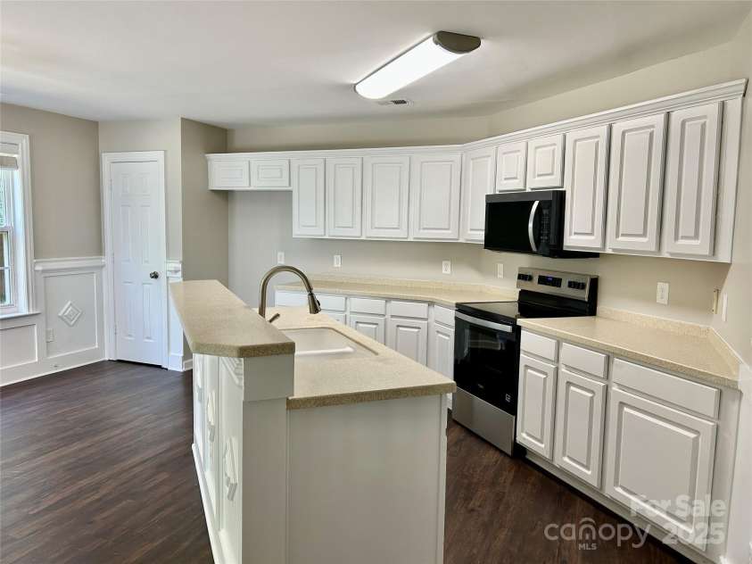 13913 Pinyon Pine Lane, Charlotte, NC 28215.  MLS# CAR4258668, YatesRealty ID 18901. 