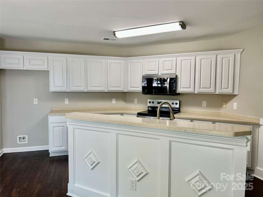 13913 Pinyon Pine Lane, Charlotte, NC 28215.  MLS# CAR4258668, YatesRealty ID 18901. 