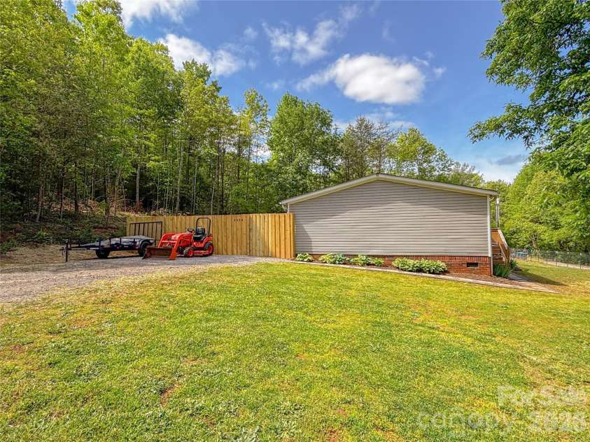 2330 West View Acres Avenue Extension, Hickory, NC 28601.  MLS# CAR4374900, YatesRealty ID 18901. 