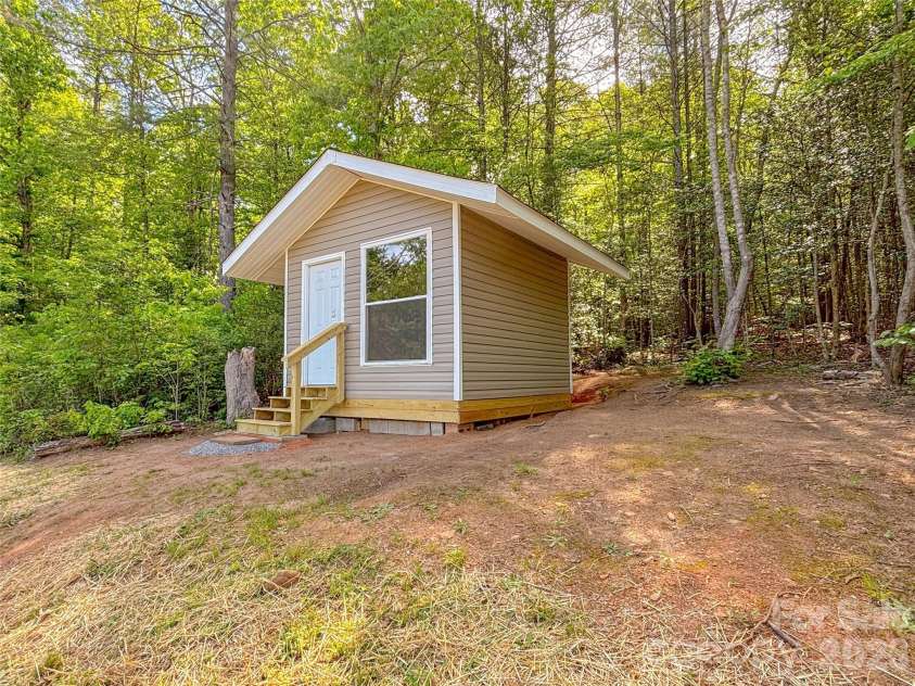 2330 West View Acres Avenue Extension, Hickory, NC 28601.  MLS# CAR4374900, YatesRealty ID 18901. 