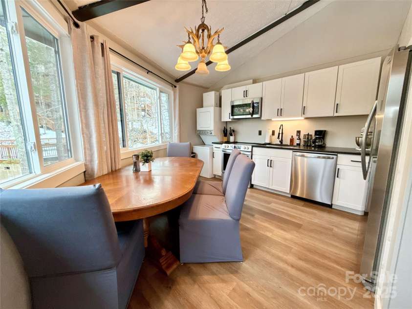 109 Beechwood Lane, Beech Mountain, NC 28604.  MLS# CAR4259701, YatesRealty ID 18902. 