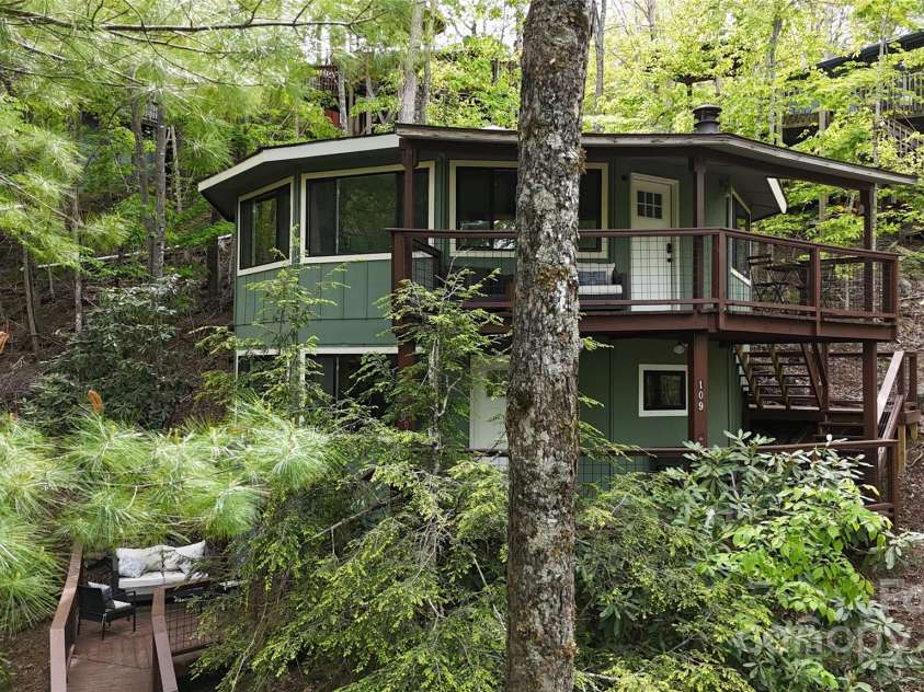109 Beechwood Lane, Beech Mountain, NC 28604.  MLS# CAR4259701, YatesRealty ID 18902. 