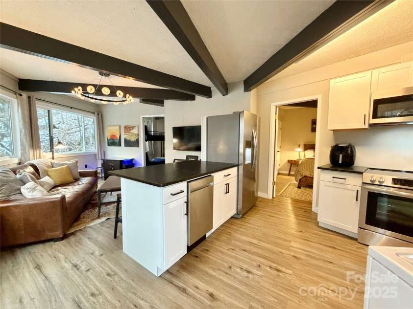 109 Beechwood Lane, Beech Mountain, NC 28604.  MLS# CAR4259701, YatesRealty ID 18902. Lower Unit