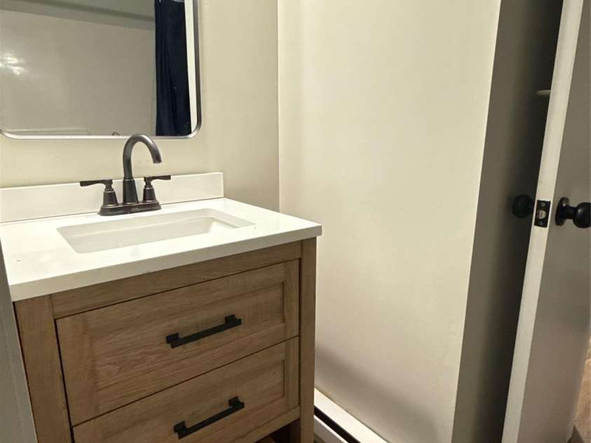 109 Beechwood Lane, Beech Mountain, NC 28604.  MLS# CAR4259701, YatesRealty ID 18902. Lower Unit - Bathroom