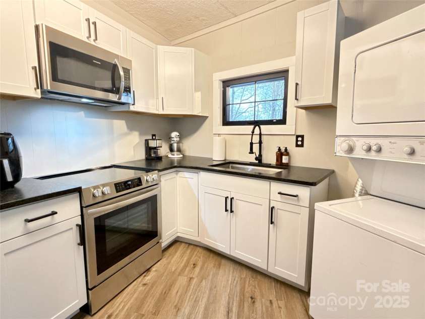 109 Beechwood Lane, Beech Mountain, NC 28604.  MLS# CAR4259701, YatesRealty ID 18902. Lower Unit - Kitchen, W/D, Range, Microwave and Dishwasher