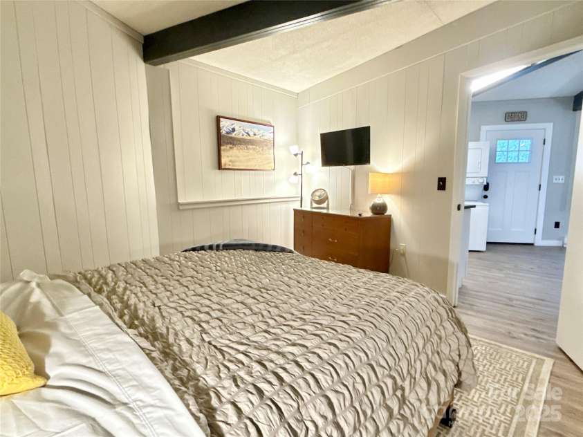 109 Beechwood Lane, Beech Mountain, NC 28604.  MLS# CAR4259701, YatesRealty ID 18902. Lower Unit - Room queen bed