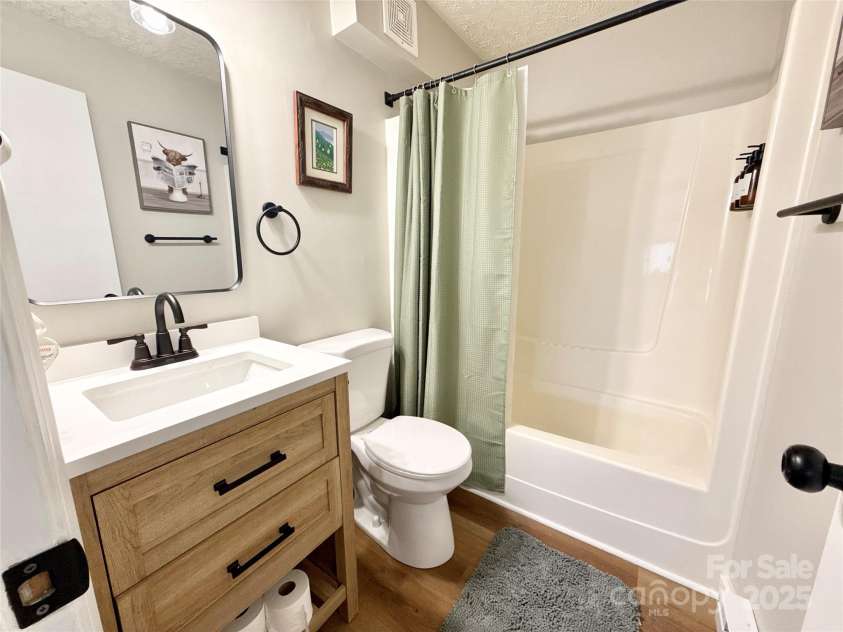 109 Beechwood Lane, Beech Mountain, NC 28604.  MLS# CAR4259701, YatesRealty ID 18902. Second Unit - Bathroom