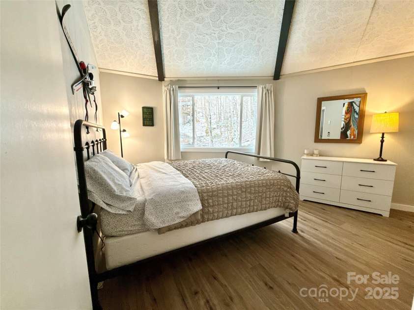 109 Beechwood Lane, Beech Mountain, NC 28604.  MLS# CAR4259701, YatesRealty ID 18902. Second Unit - Queen Bed