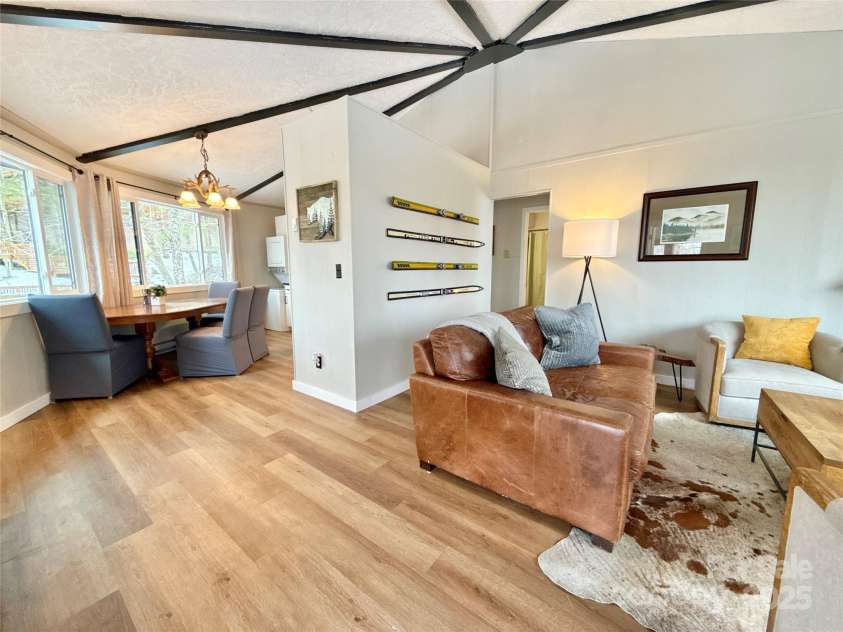 109 Beechwood Lane, Beech Mountain, NC 28604.  MLS# CAR4259701, YatesRealty ID 18902. Second Unit - Upstairs