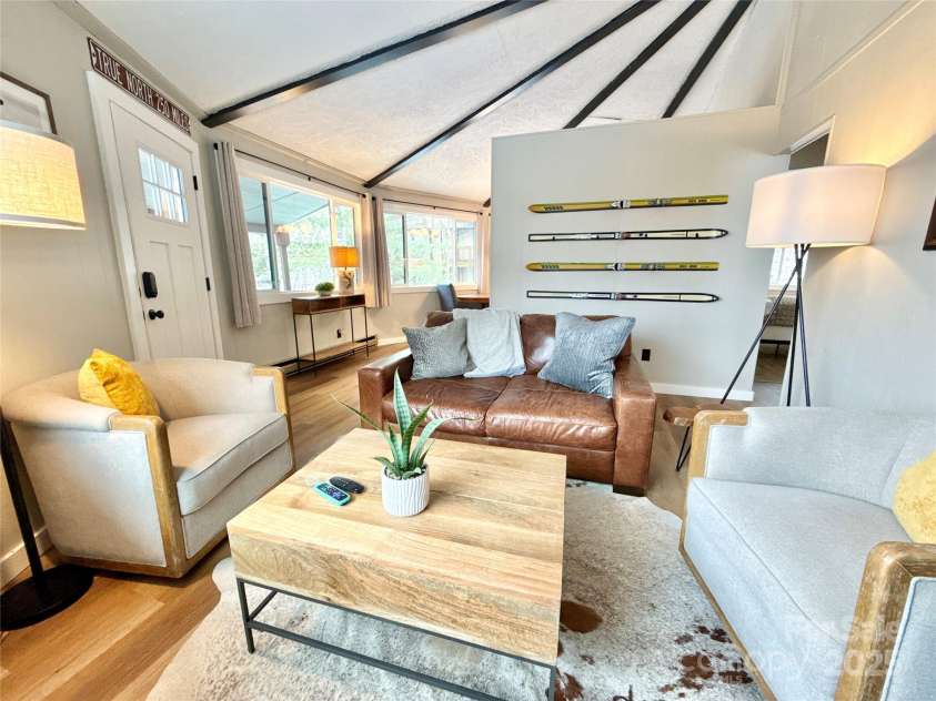 109 Beechwood Lane, Beech Mountain, NC 28604.  MLS# CAR4259701, YatesRealty ID 18902. Second Unit - Upstairs