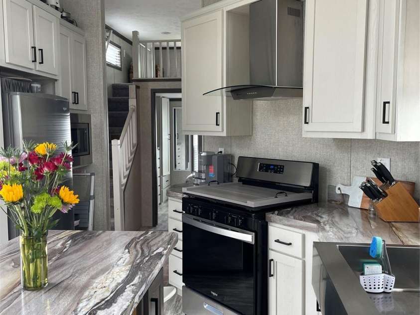43 Vacation Pointe, Waynesville, NC 28785.  MLS# CAR4267523, YatesRealty ID 18903. Large oven and hood.