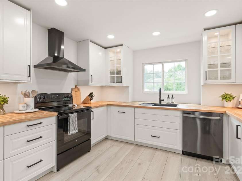 9004 Lauriston Place, Mint Hill, NC 28227.  MLS# CAR4264496, YatesRealty ID 18907. 