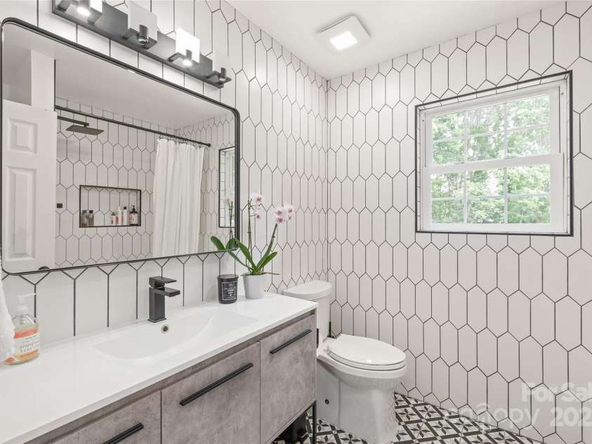 9004 Lauriston Place, Mint Hill, NC 28227.  MLS# CAR4264496, YatesRealty ID 18907. Guest Bathroom( Full)