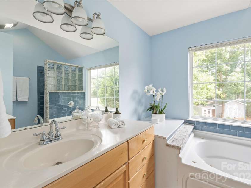 9004 Lauriston Place, Mint Hill, NC 28227.  MLS# CAR4264496, YatesRealty ID 18907. Primary Bathroom