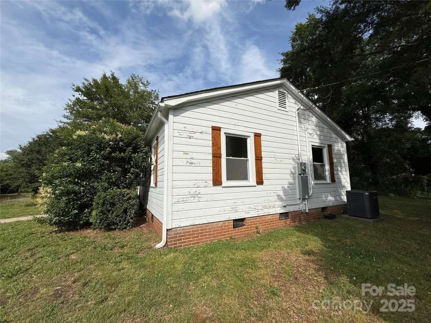 322 Buffalo Street, Shelby, NC 28150.  MLS# CAR4268375, YatesRealty ID 18914. 