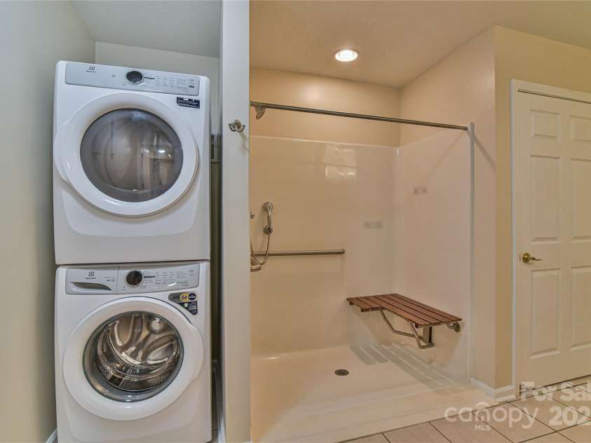 33 Honeycomb Circle, Swannanoa, NC 28778.  MLS# CAR4250614, YatesRealty ID 18915. BATHROOM 2 FEATURES HANDICAP ACCESS ROLL IN SHOWER