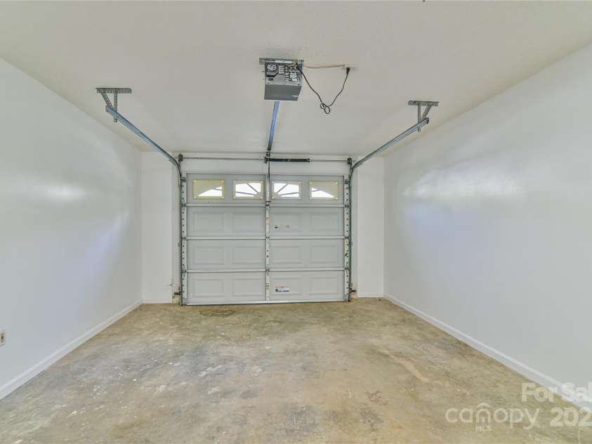 33 Honeycomb Circle, Swannanoa, NC 28778.  MLS# CAR4250614, YatesRealty ID 18915. DRIVE ON IN !