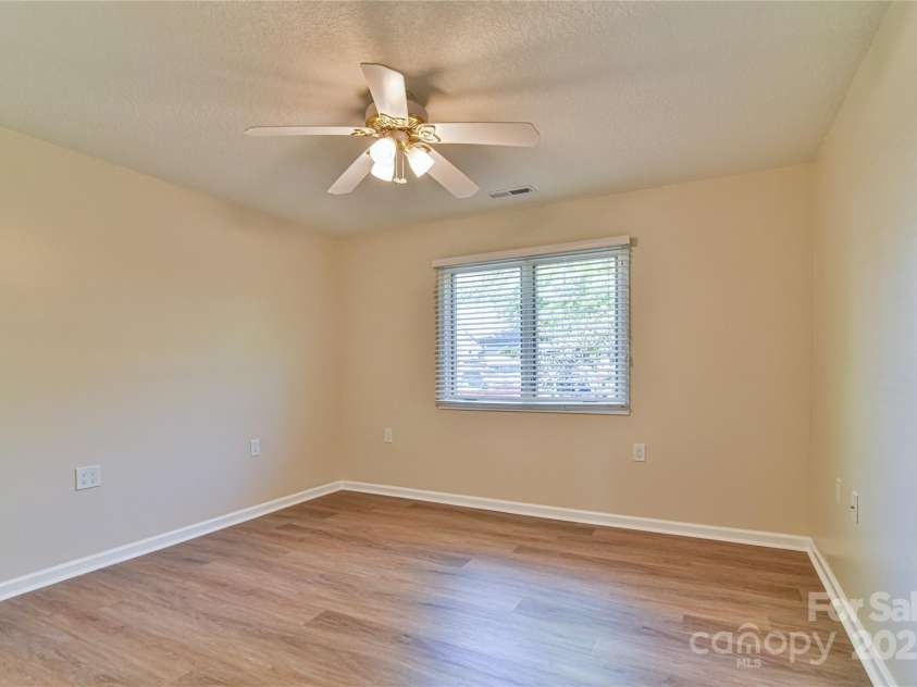 33 Honeycomb Circle, Swannanoa, NC 28778.  MLS# CAR4250614, YatesRealty ID 18915. MAIN FLOOR    BEDROOM #2