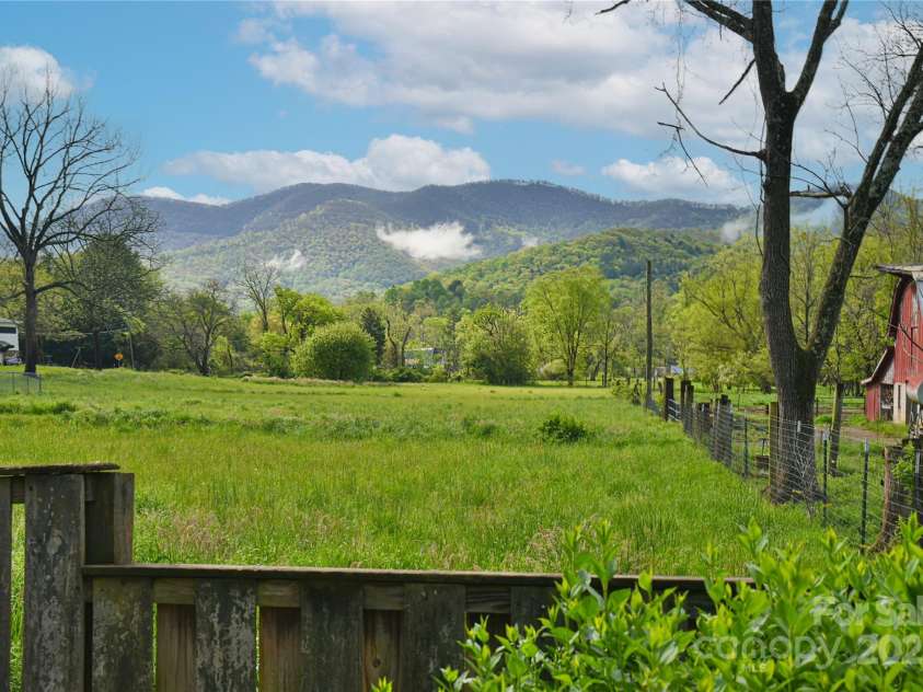 33 Honeycomb Circle, Swannanoa, NC 28778.  MLS# CAR4250614, YatesRealty ID 18915. PASTURAL VIEW