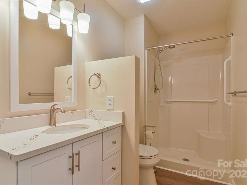 33 Honeycomb Circle, Swannanoa, NC 28778.  MLS# CAR4250614, YatesRealty ID 18915. PRIMARY FULL BATHROOM WITH CAMBRIA QUARTZ VANITY