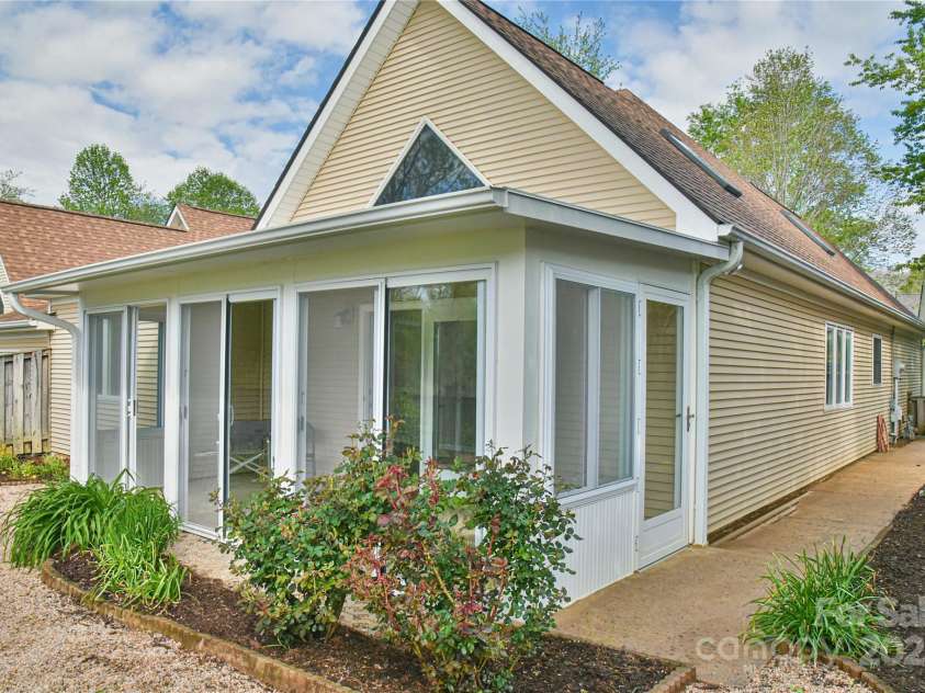33 Honeycomb Circle, Swannanoa, NC 28778.  MLS# CAR4250614, YatesRealty ID 18915. SUN PORCH