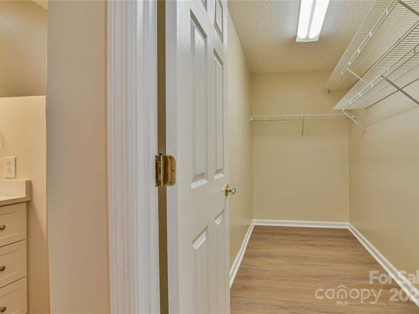 33 Honeycomb Circle, Swannanoa, NC 28778.  MLS# CAR4250614, YatesRealty ID 18915. WALK IN CLOSET