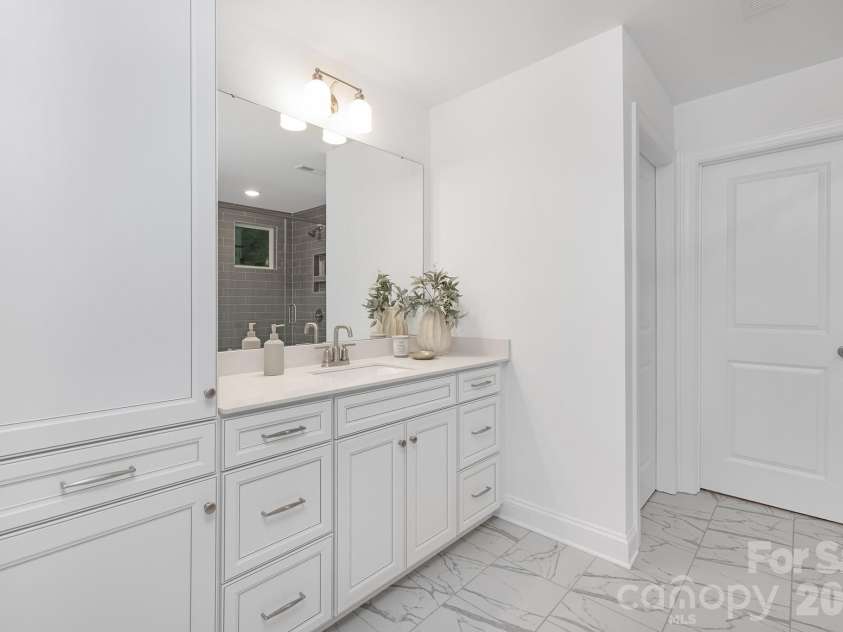 7717 Nautical View Drive, Denver, NC 28037.  MLS# CAR4304896, YatesRealty ID 18916. Master Vanity