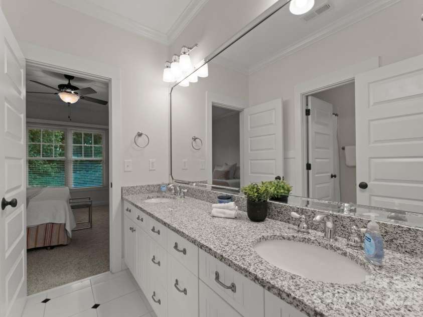 2304 Thunder Gulch Court, Waxhaw, NC 28173.  MLS# CAR4249224, YatesRealty ID 18919. Jack and Jill Bath