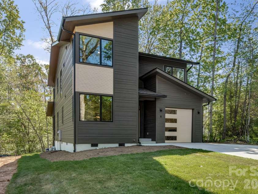 8 Campbell Street, Black Mountain, NC 28711.  MLS# CAR4373682, YatesRealty ID 18919. 