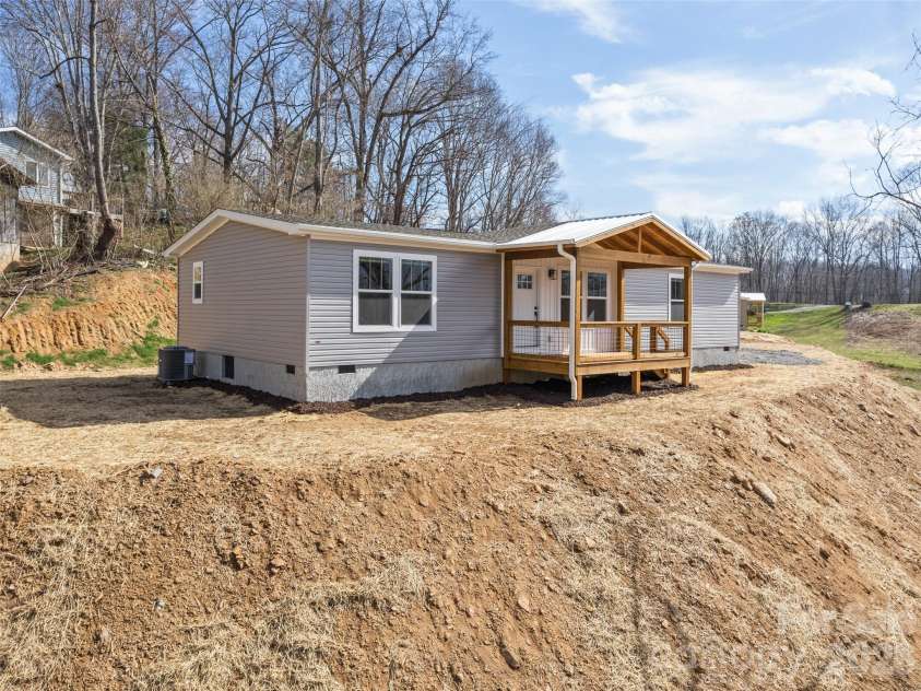 101 Geiranger Drive, Clyde, NC 28721.  MLS# CAR4355802, YatesRealty ID 18923. 