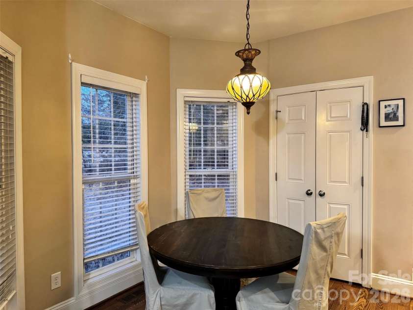 5006 Shannamara Drive, Matthews, NC 28104.  MLS# CAR4338291, YatesRealty ID 18925. Eat-in Kitchen, Bay window
