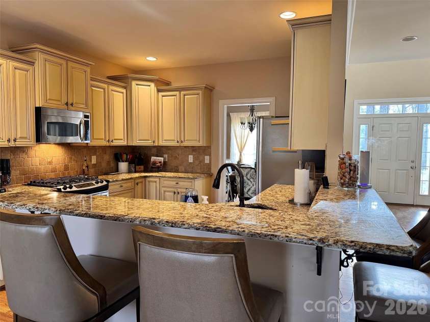 5006 Shannamara Drive, Matthews, NC 28104.  MLS# CAR4338291, YatesRealty ID 18925. Kitchen