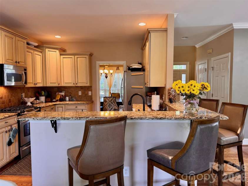 5006 Shannamara Drive, Matthews, NC 28104.  MLS# CAR4338291, YatesRealty ID 18925. Kitchen with entertaining bar level seating