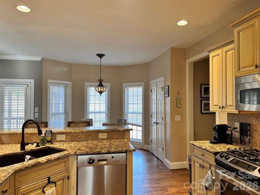 5006 Shannamara Drive, Matthews, NC 28104.  MLS# CAR4338291, YatesRealty ID 18925. Kitchen2 bay window golf course view