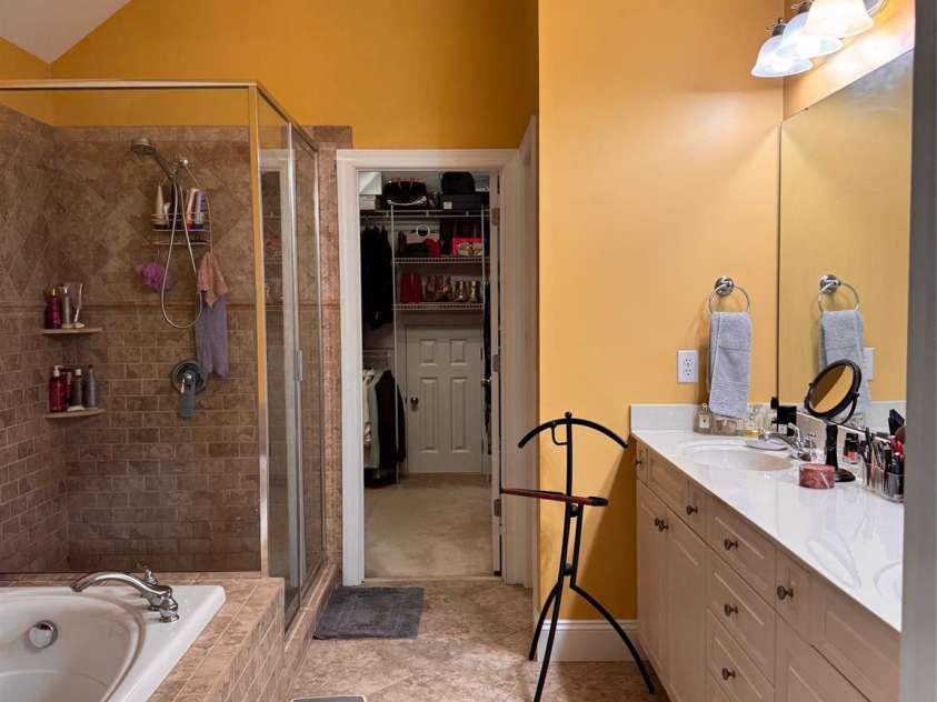 5006 Shannamara Drive, Matthews, NC 28104.  MLS# CAR4338291, YatesRealty ID 18925. Primary Suite BA w/ Vaulted Ceiling
