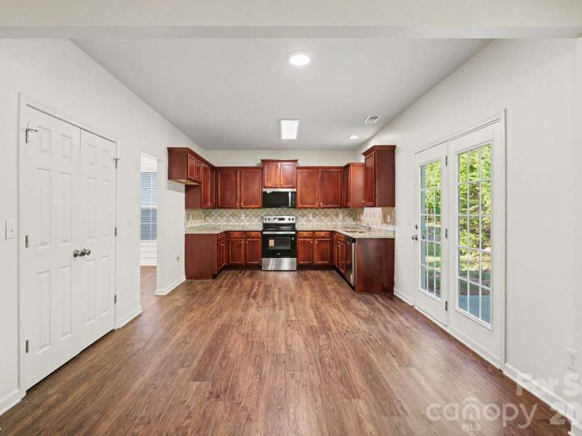 9823 Jeanette Circle, Charlotte, NC 28213.  MLS# CAR4369600, YatesRealty ID 18928. 