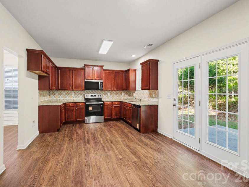9823 Jeanette Circle, Charlotte, NC 28213.  MLS# CAR4369600, YatesRealty ID 18928. 