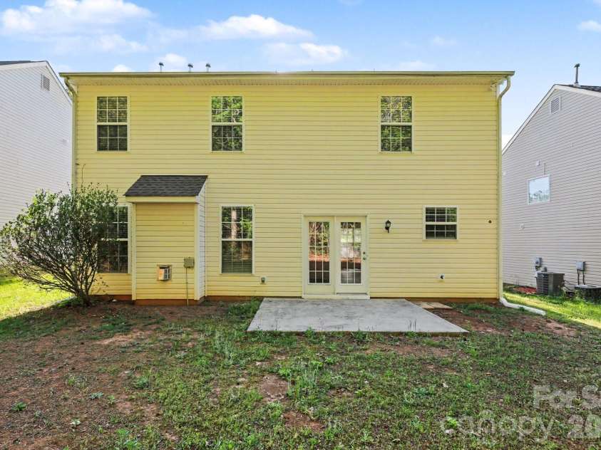 9823 Jeanette Circle, Charlotte, NC 28213.  MLS# CAR4369600, YatesRealty ID 18928. 
