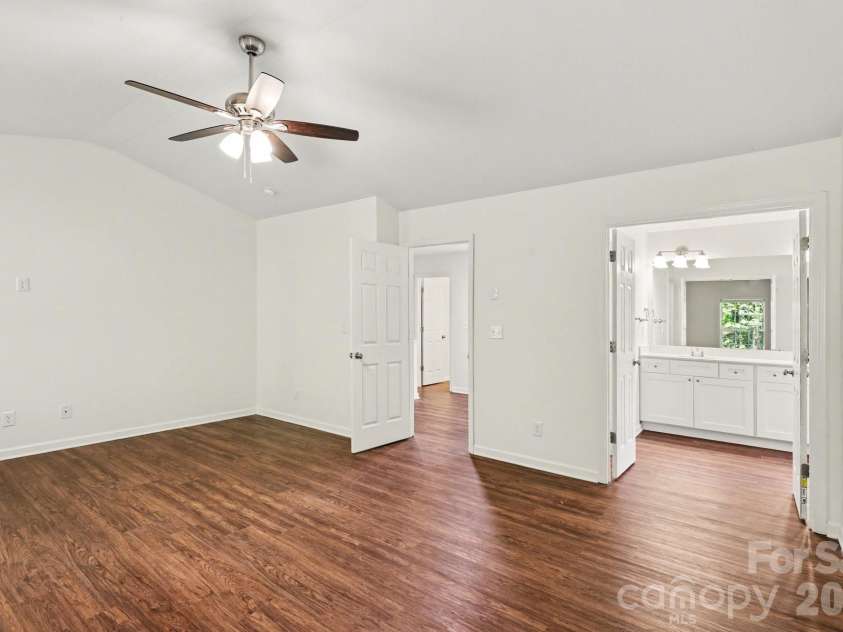 9823 Jeanette Circle, Charlotte, NC 28213.  MLS# CAR4369600, YatesRealty ID 18928. 