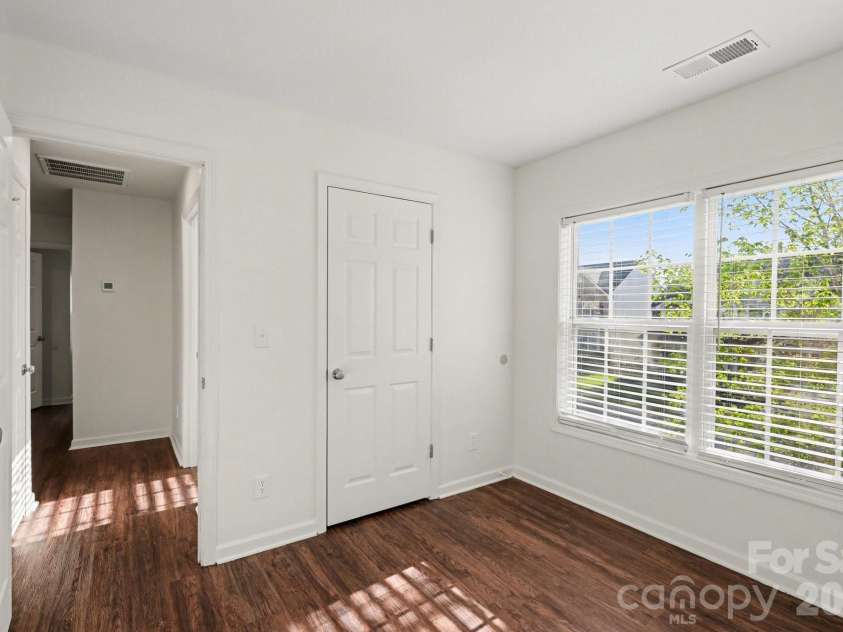 9823 Jeanette Circle, Charlotte, NC 28213.  MLS# CAR4369600, YatesRealty ID 18928. 