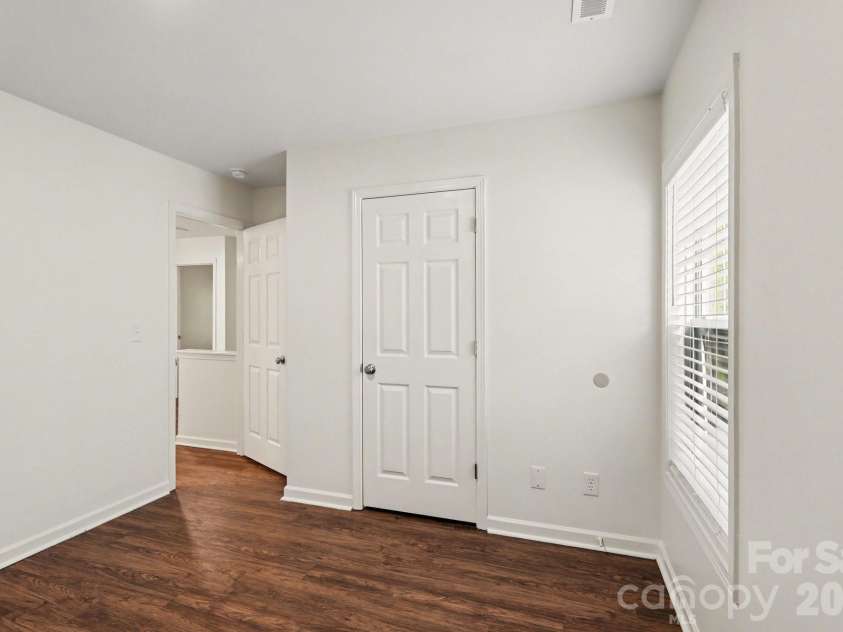 9823 Jeanette Circle, Charlotte, NC 28213.  MLS# CAR4369600, YatesRealty ID 18928. 
