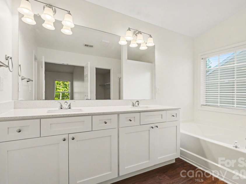 9823 Jeanette Circle, Charlotte, NC 28213.  MLS# CAR4369600, YatesRealty ID 18928. 