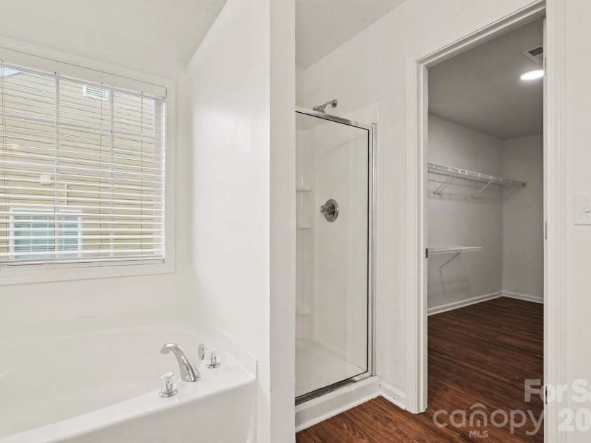 9823 Jeanette Circle, Charlotte, NC 28213.  MLS# CAR4369600, YatesRealty ID 18928. 