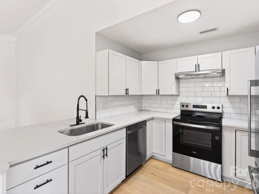 102 Daventry Place, Mooresville, NC 28117.  MLS# CAR4370988, YatesRealty ID 18929. 