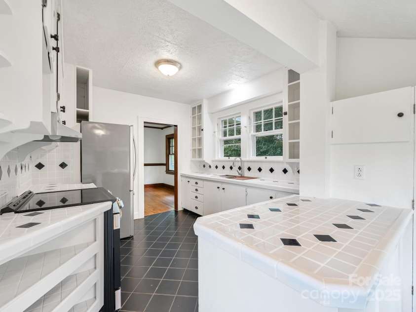 95 Arco Road, Asheville, NC 28805.  MLS# CAR4267336, YatesRealty ID 18929. 