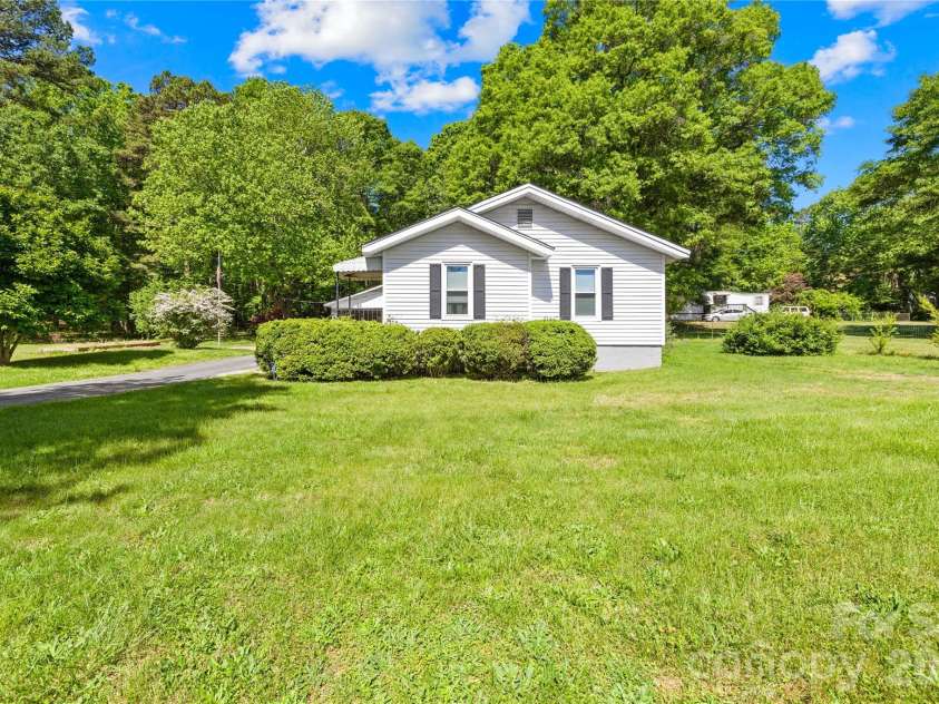 213 Ledford Drive, Gastonia, NC 28056.  MLS# CAR4368489, YatesRealty ID 18930. 
