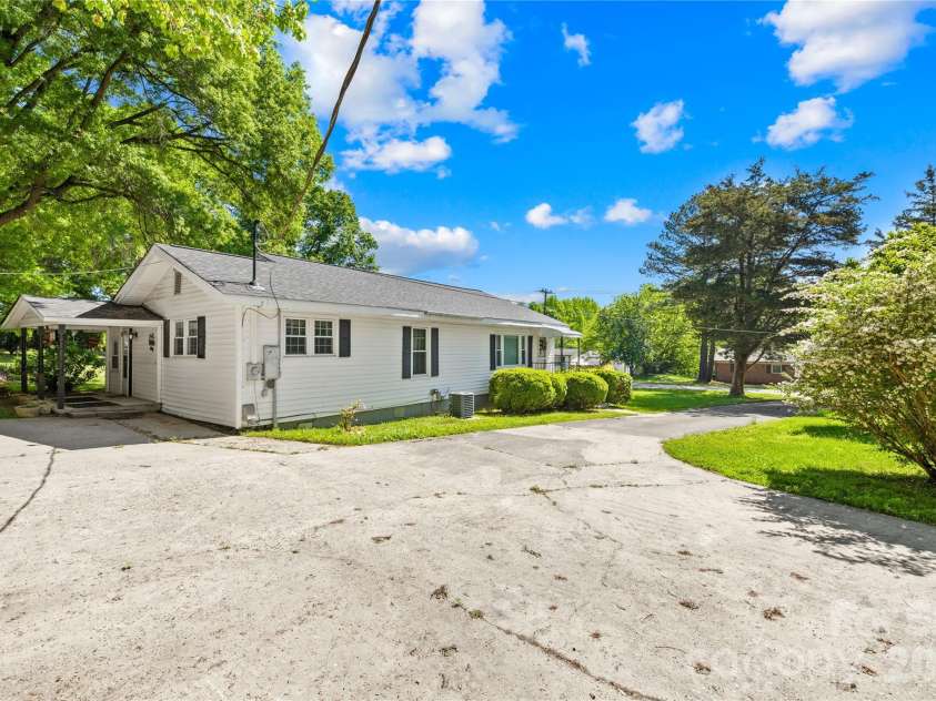 213 Ledford Drive, Gastonia, NC 28056.  MLS# CAR4368489, YatesRealty ID 18930. 