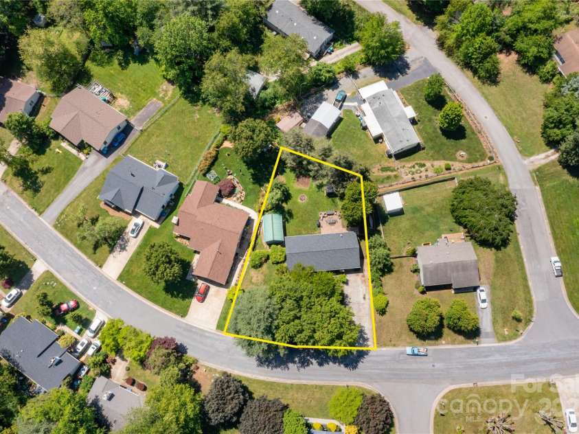 51 Mount Carmel Drive, Asheville, NC 28806.  MLS# CAR4254976, YatesRealty ID 18931. 