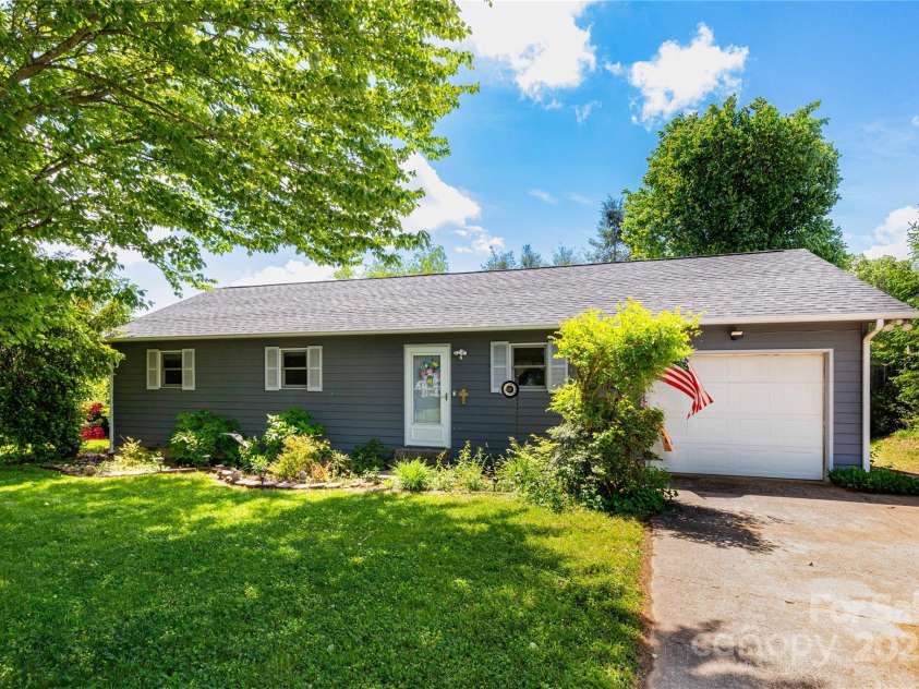 51 Mount Carmel Drive, Asheville, NC 28806.  MLS# CAR4254976, YatesRealty ID 18931. 