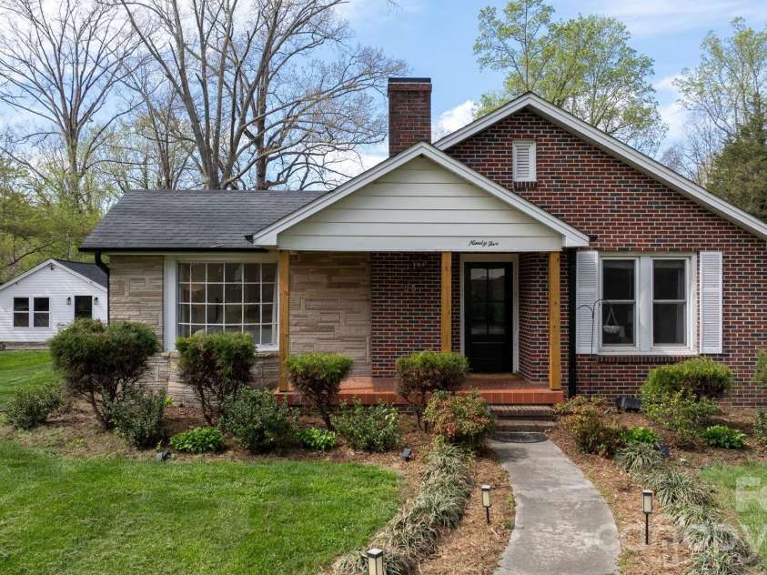 95 18th Avenue, Hickory, NC 28601.  MLS# CAR4358938, YatesRealty ID 18936. 